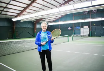 woman playing tennis