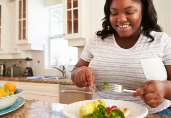 women eating a healthy salad