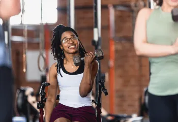 Woman in wheelchair in weightlifting class