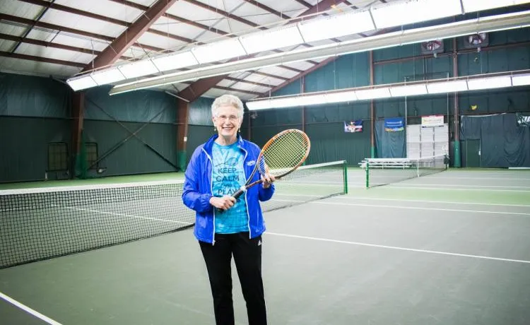 woman playing tennis