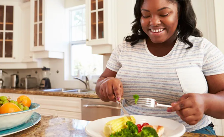 women eating a healthy salad